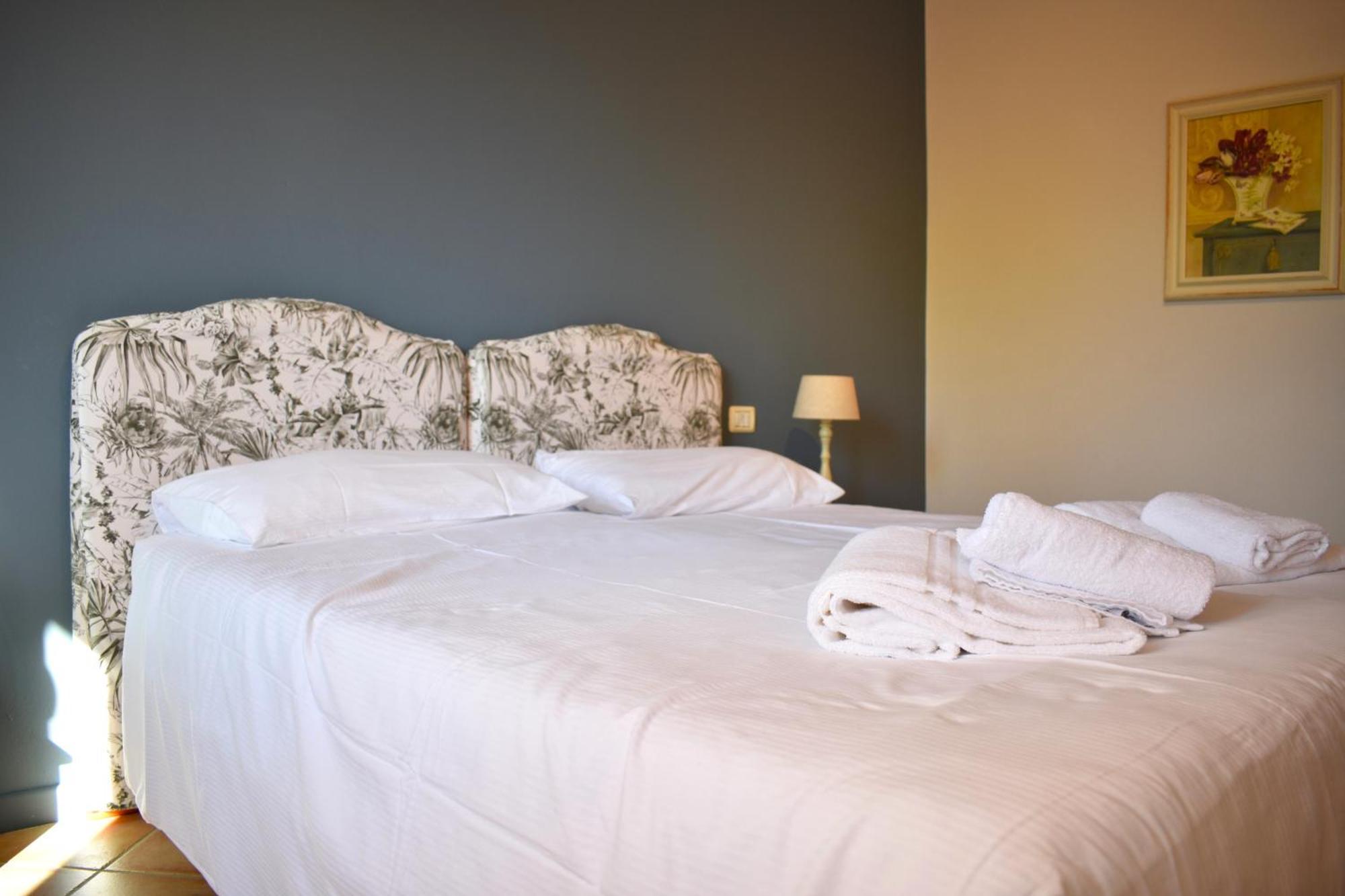 Park Residence Il Gabbiano Moniga del Garda Værelse billede